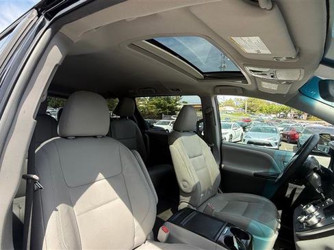 Used 2017 Toyota Sienna XLE image 12