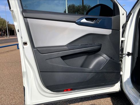 Used 2023 Volkswagen Taos SE w/ Panoramic Sunroof Package FWD image 22