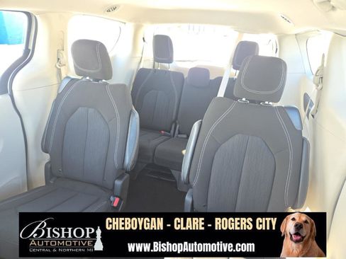 Used 2023 Chrysler Voyager LX image 18