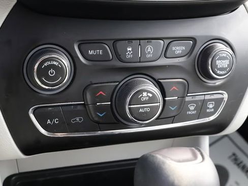 Used 2019 Jeep Cherokee Limited AWD/4WD image 31