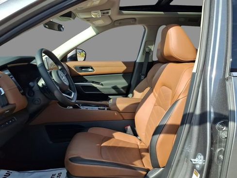 Used 2025 Nissan Pathfinder Platinum image 20