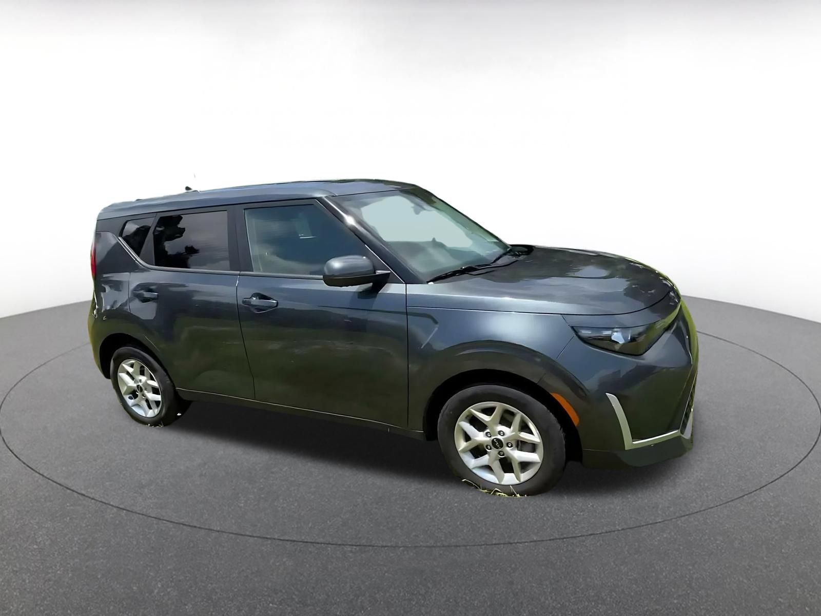 Used 2025 Kia Soul LX w/ LX Technology Package FWD image 2