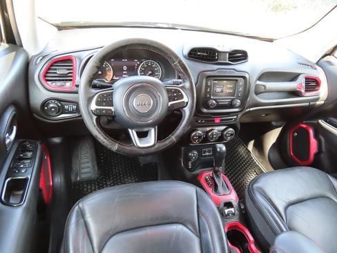 Used 2017 Jeep Renegade Trailhawk w/ Premium Trailhawk Package AWD/4WD image 4