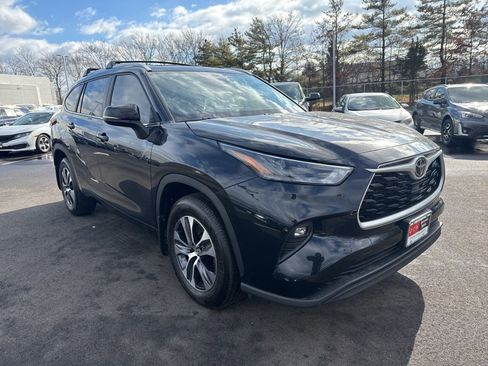 Used 2023 Toyota Highlander XLE image 3