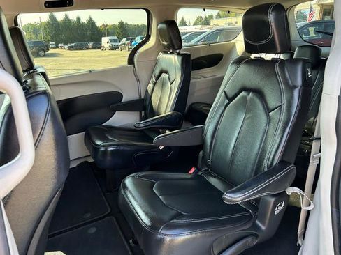 Certified 2022 Chrysler Pacifica Touring-L image 10