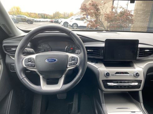 Used 2022 Ford Explorer XLT image 13