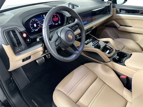 Certified 2025 Porsche Cayenne S image 4