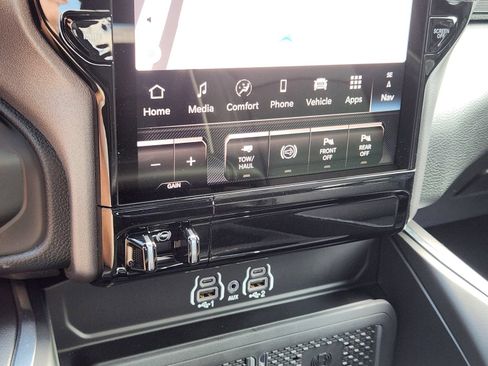 New 2025 RAM 2500 Laramie AWD/4WD image 18