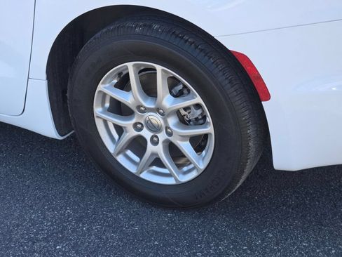 Certified 2024 Chrysler Pacifica Touring-L FWD image 19