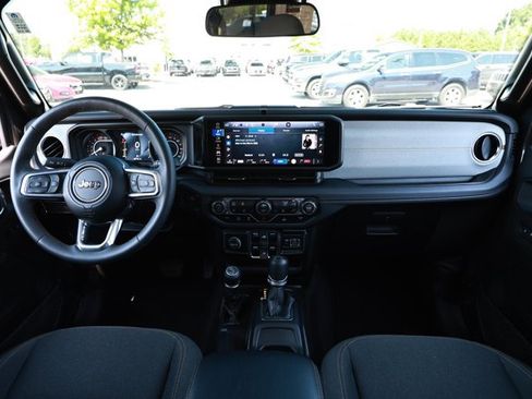 Used 2025 Jeep Wrangler Unlimited Sahara AWD/4WD image 29