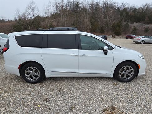 Used 2023 Chrysler Pacifica Limited image 7