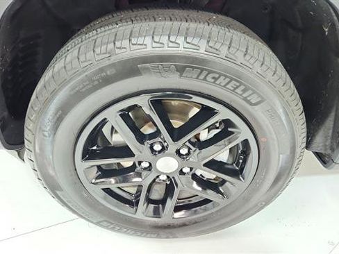 Used 2025 Jeep Grand Cherokee Laredo X w/ Luxury Tech Group I image 33