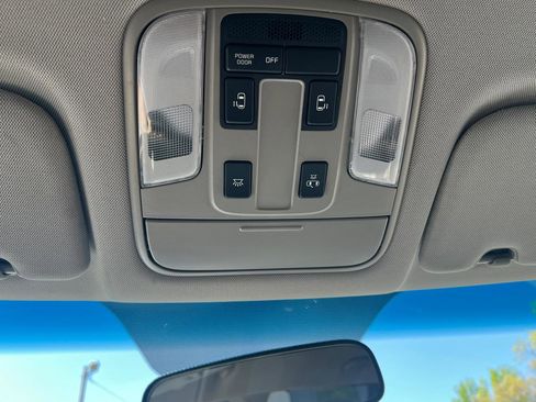 Used 2017 Kia Sedona LX w/ LX Essentials Premium Package FWD image 28