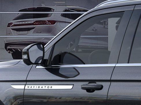 Used 2025 Lincoln Navigator Reserve image 20