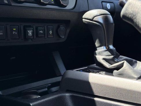 Used 2022 Toyota Tacoma TRD Off-Road w/ Technology Package RWD image 17