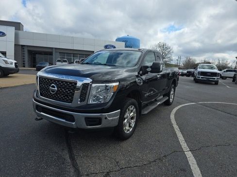 Used 2018 Nissan Titan SV w/ SV Convenience Package image 7