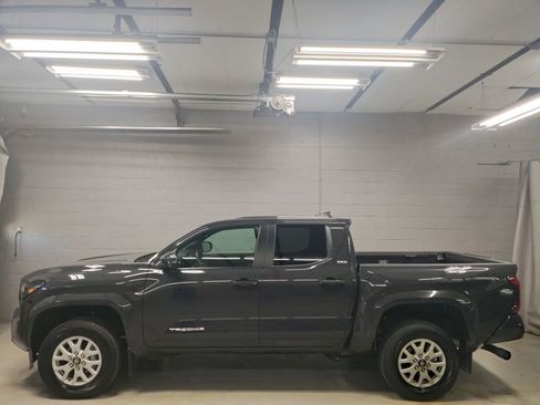 Used 2024 Toyota Tacoma SR5 AWD/4WD image 15