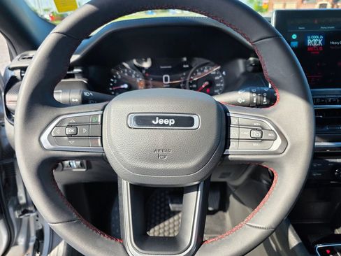 Used 2025 Jeep Compass Trailhawk AWD/4WD image 16