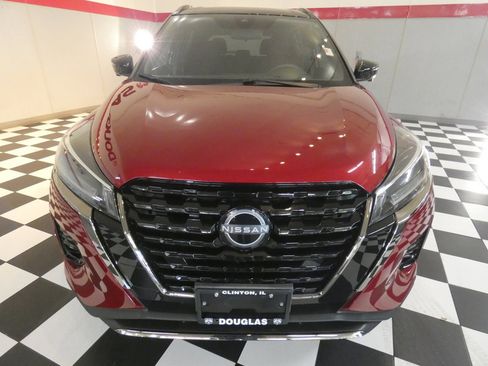 Used 2023 Nissan Kicks SR image 2