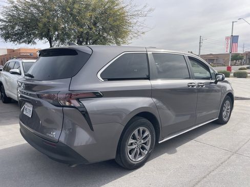 Used 2024 Toyota Sienna LE image 2