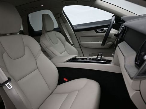 Used 2024 Volvo XC60 B5 Plus w/ Protection Package Premier image 34