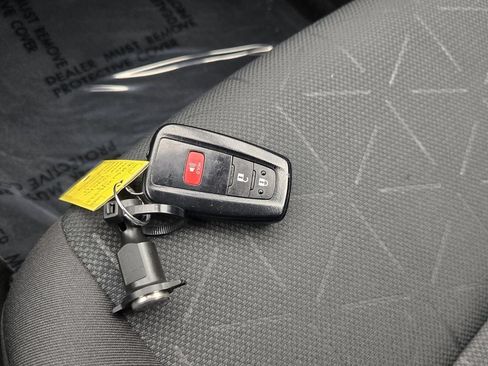 Used 2024 Toyota RAV4 XLE AWD/4WD image 18