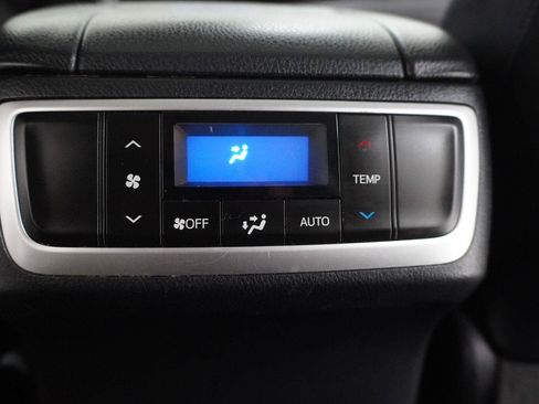 Used 2019 Toyota Highlander SE FWD image 26