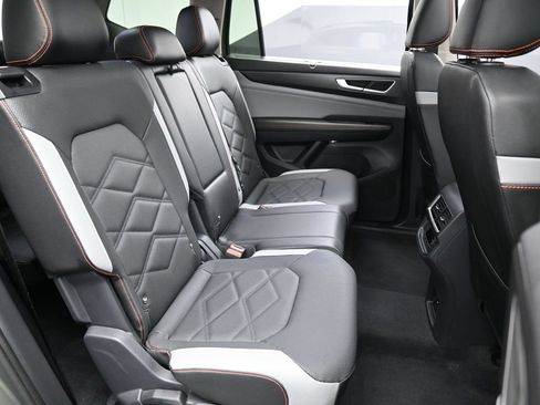 Used 2025 Volkswagen Atlas Peak Edition SE AWD/4WD image 30