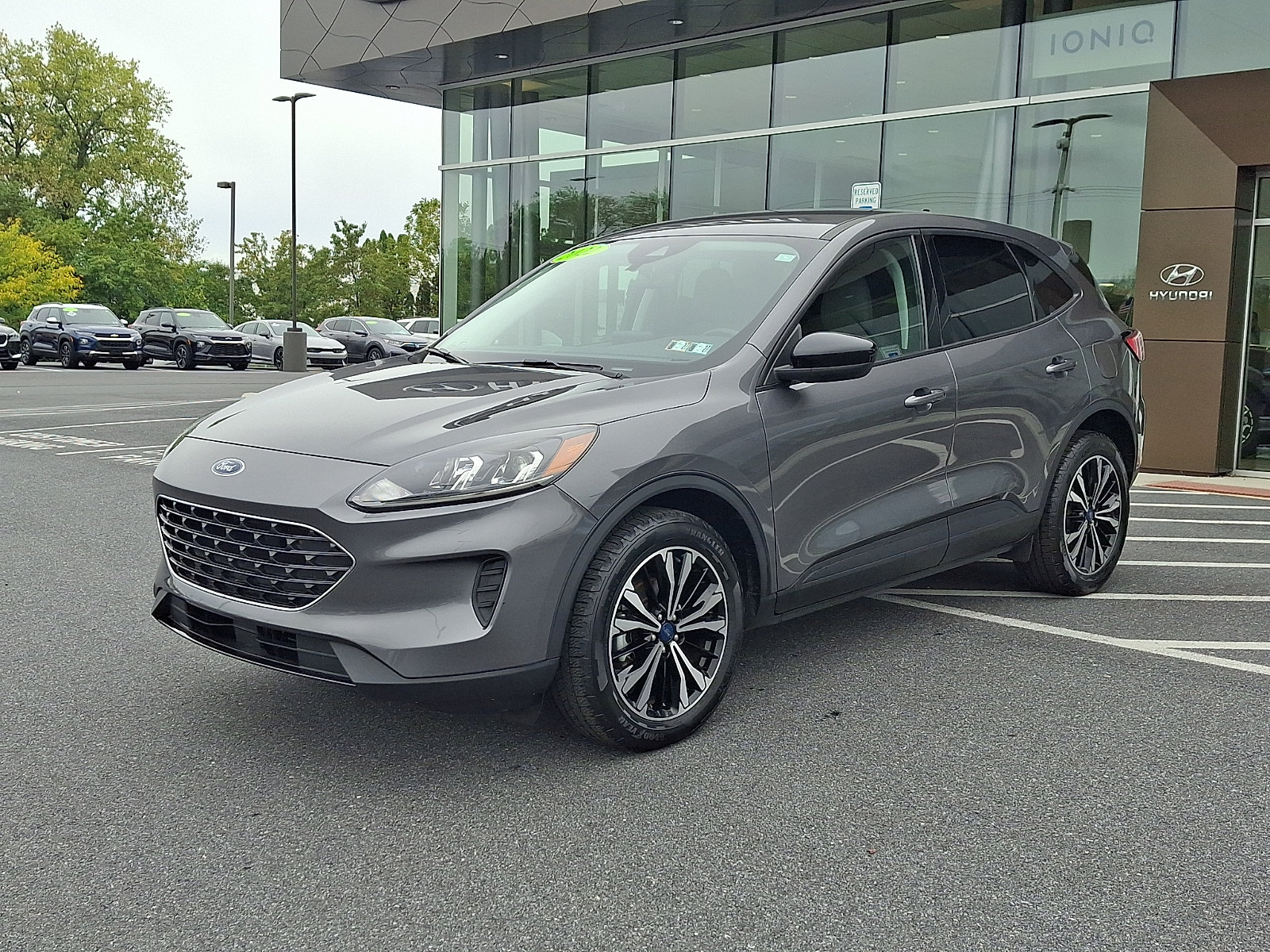 Used 2022 Ford Escape SE w/ SE Sport Appearance Package AWD/4WD image 3