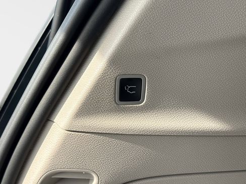 Used 2023 Chrysler Pacifica Touring-L FWD image 13