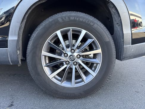 Used 2019 Toyota Highlander XLE image 3