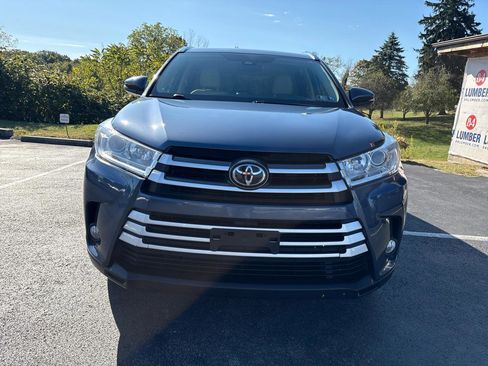 Used 2019 Toyota Highlander XLE FWD image 2