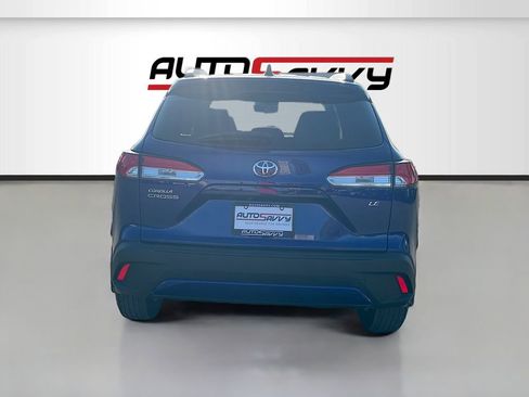Used 2025 Toyota Corolla Cross LE FWD image 6