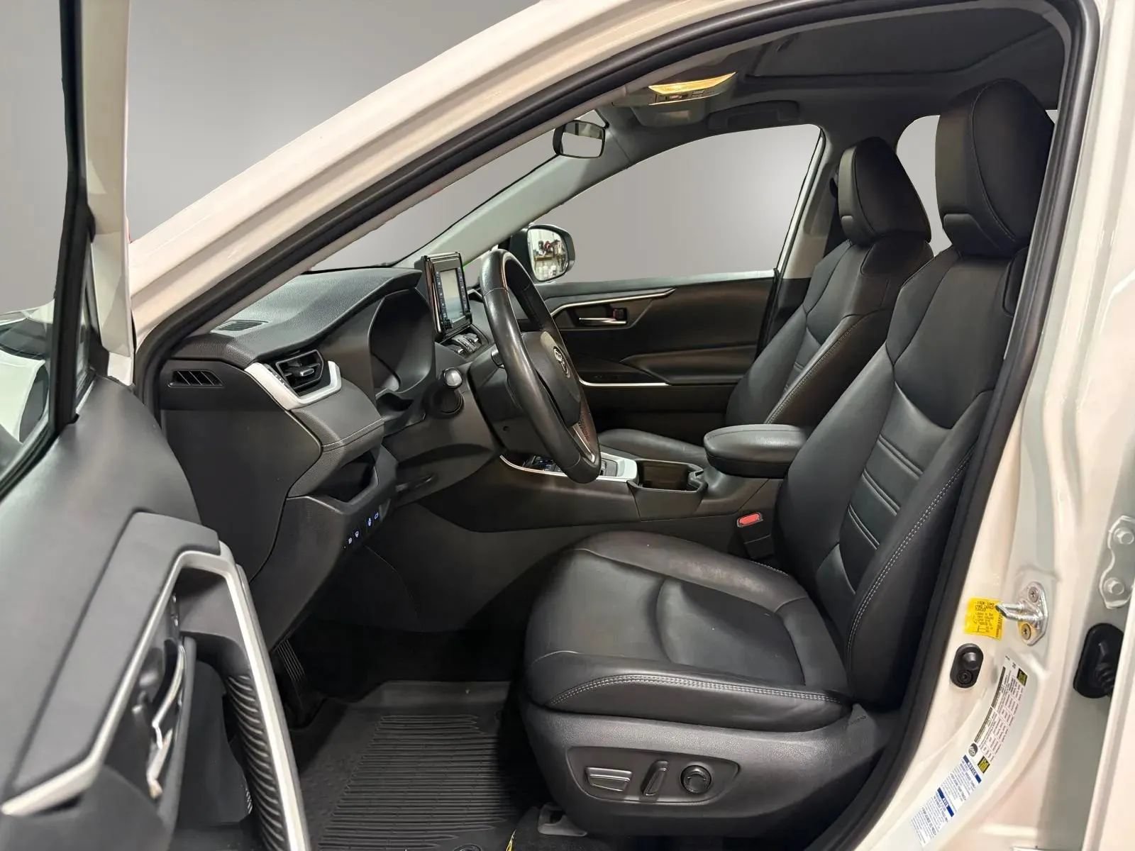 Used 2019 Toyota RAV4 XLE Premium w/ Cold Weather Package AWD/4WD image 20