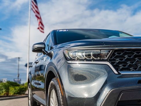 Used 2023 Kia Sorento LX image 10