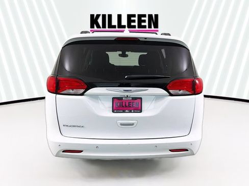 Used 2018 Chrysler Pacifica Touring w/ Tire & Wheel Group FWD image 6