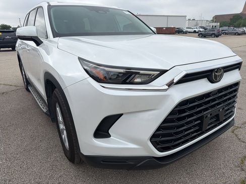Used 2025 Toyota Grand Highlander AWD image 3