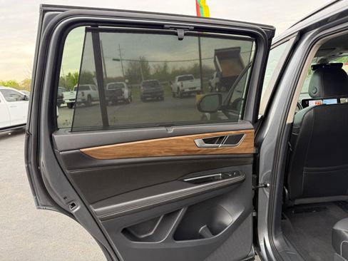 Used 2025 Volkswagen Atlas SE AWD/4WD image 36