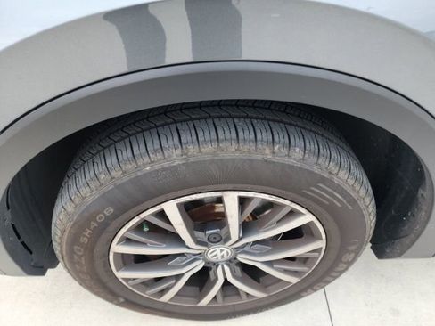 Used 2020 Volkswagen Tiguan SE w/ Panoramic Sunroof Package image 5