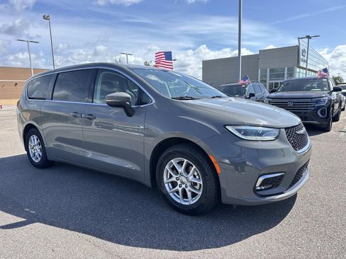 Used 2023 Chrysler Pacifica Touring-L FWD image 3