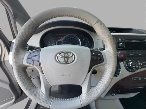 Used 2014 Toyota Sienna XLE FWD image 19