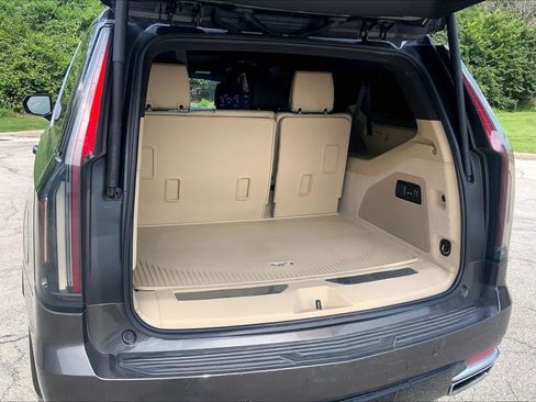 Used 2021 Cadillac Escalade ESV Premium Luxury w/ Driver Assist Tech Package AWD/4WD image 4