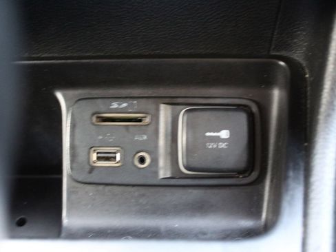 Used 2018 Jeep Cherokee Latitude Plus FWD image 22