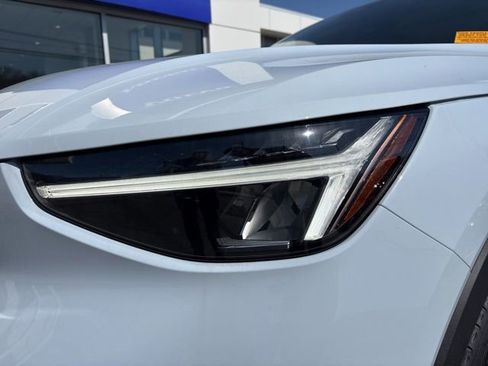 Used 2025 Volvo XC40 B5 Core image 9