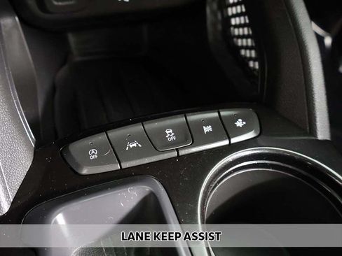 Used 2022 Chevrolet TrailBlazer LT w/ Confidence II Package FWD image 3