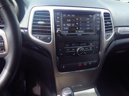 Used 2013 Jeep Grand Cherokee Laredo AWD/4WD image 9