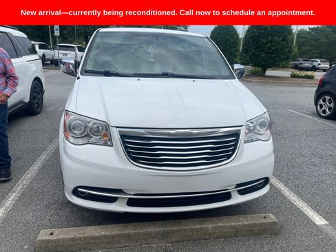 Used 2016 Chrysler Town & Country Limited Platinum FWD image 10