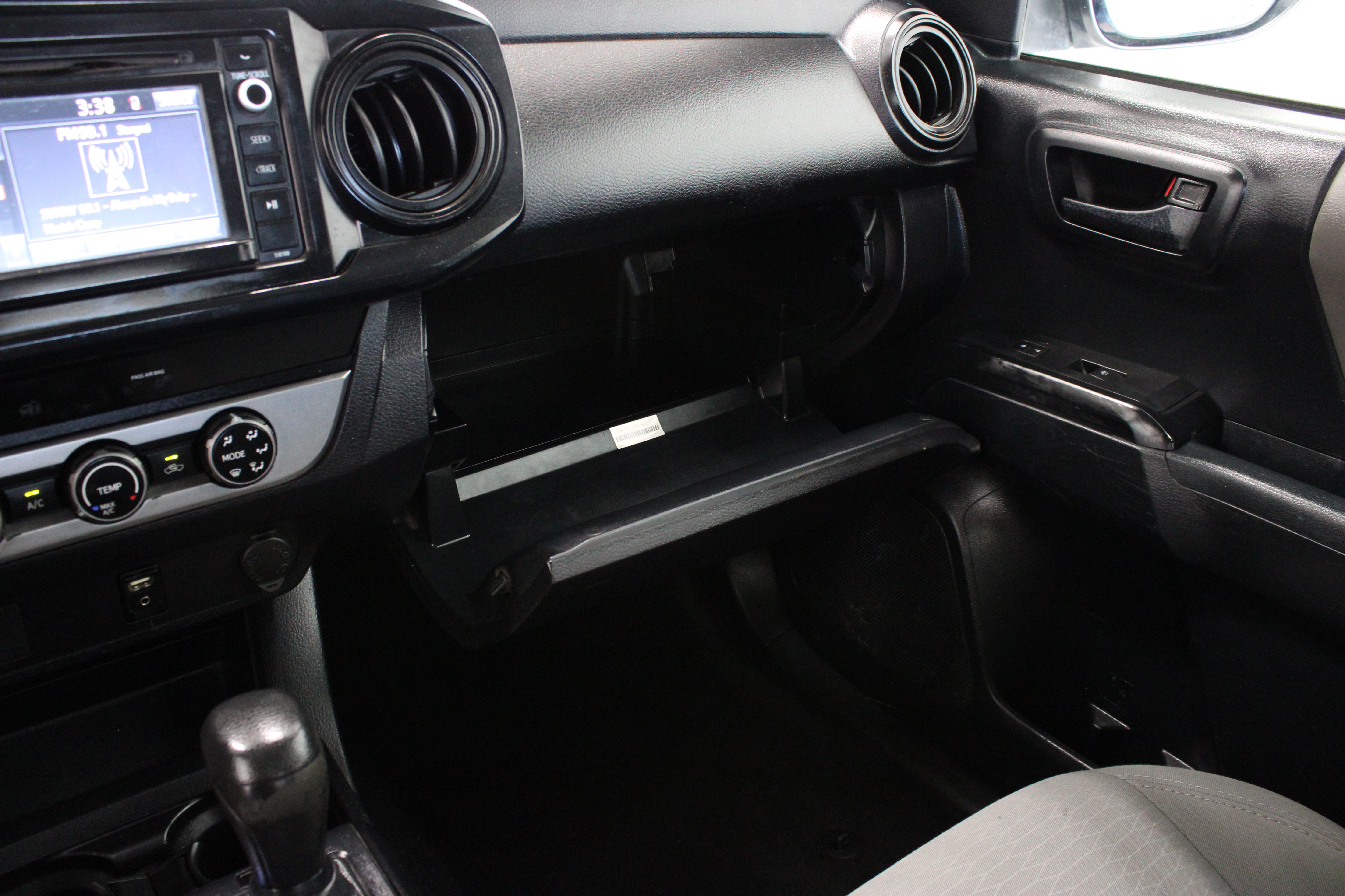 Used 2018 Toyota Tacoma SR RWD image 21