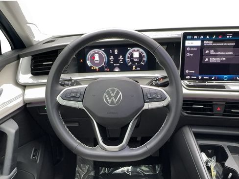 Used 2025 Volkswagen Tiguan SE w/ Panoramic Sunroof Package FWD image 35