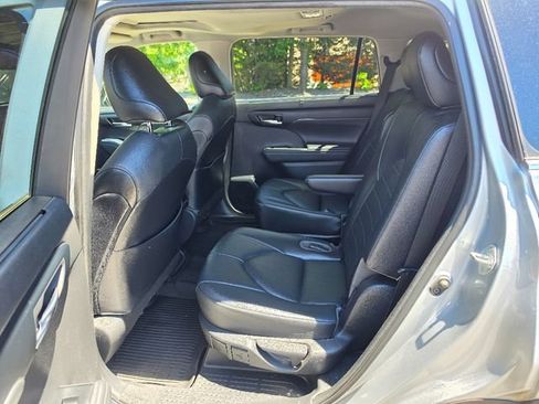 Used 2021 Toyota Highlander XLE AWD/4WD image 22